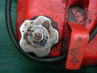 �D�O�@���g���Ƃ��́A�R���^���N�̃t�^�̐^�񒆂̃l�W�̊ɂߖY��ɒ��ӂł�